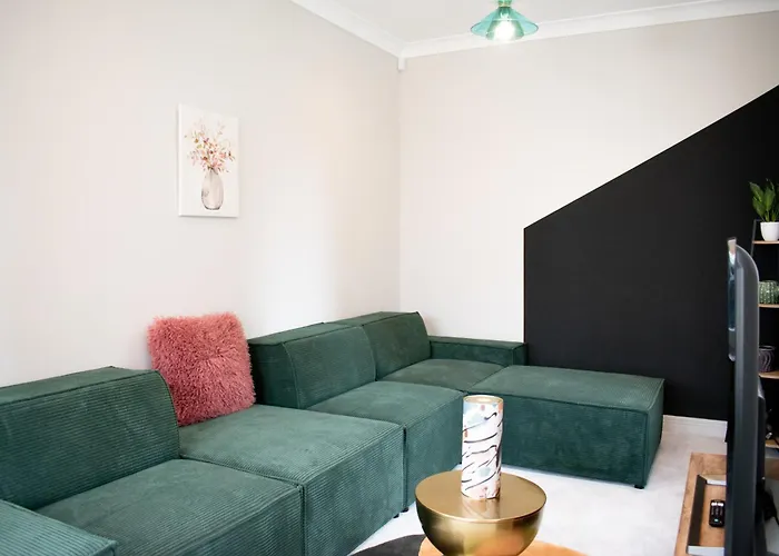 Spacious 6 Bedroom House - Sleeps 11, Convenient Location, Perfect For Families