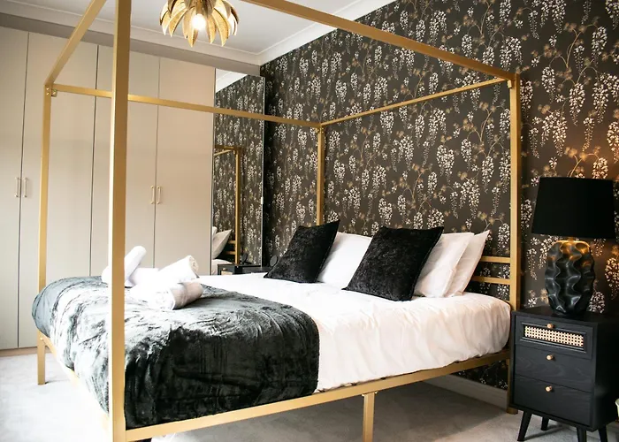 Spacious 6 Bedroom House - Sleeps 11, Convenient Location, Perfect For Families