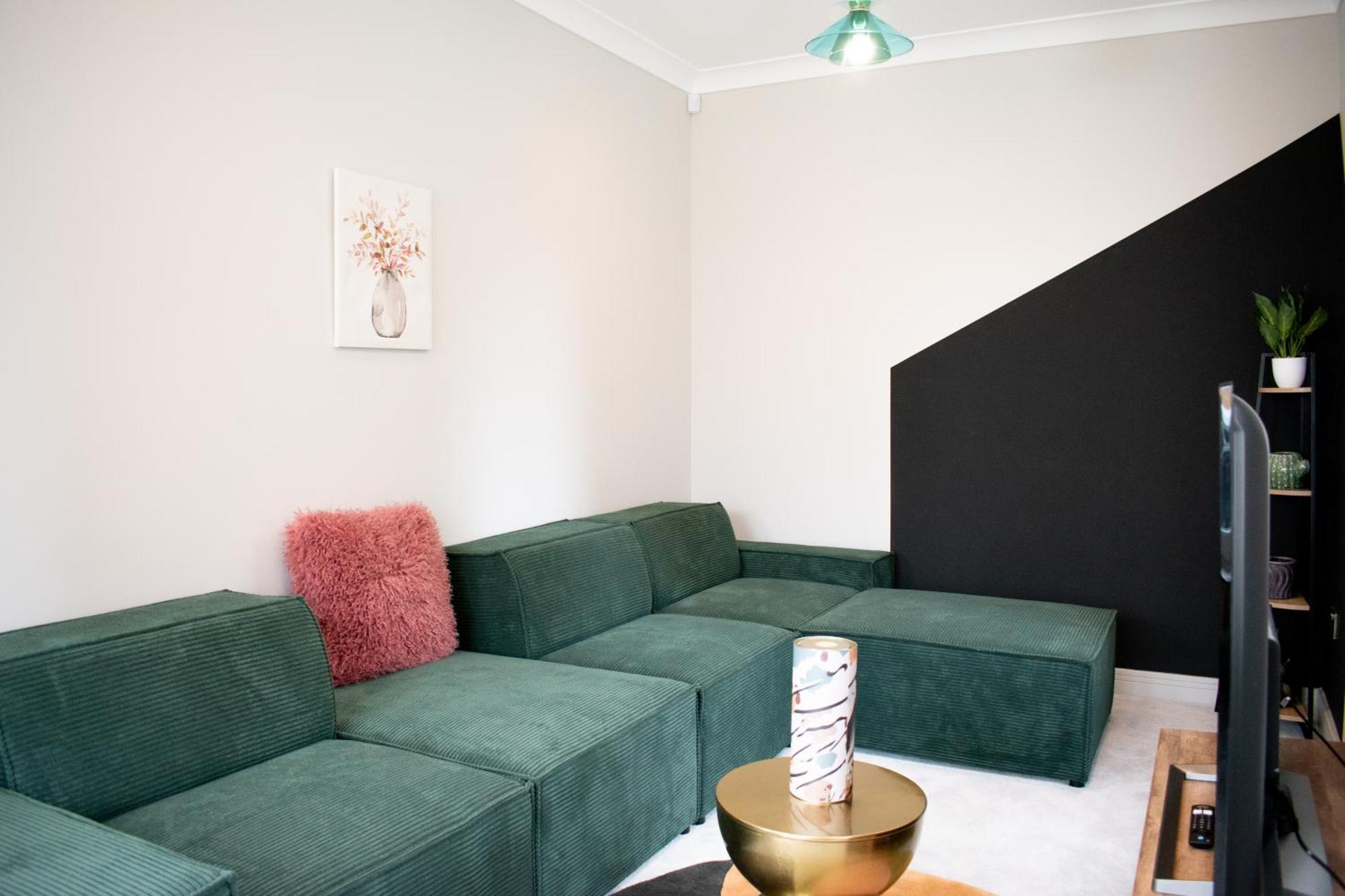 Spacious 6 Bedroom House - Sleeps 11, Convenient Location, Perfect For Families Birmingham