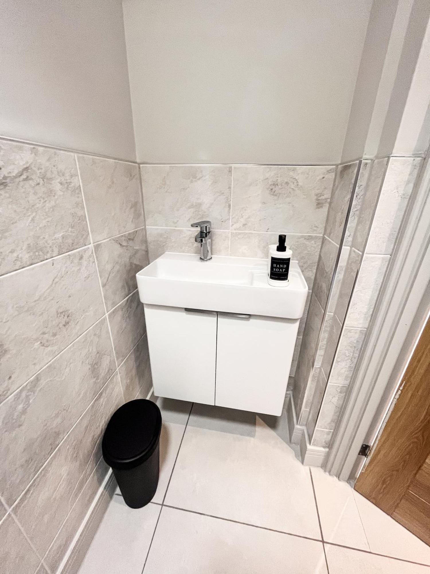 Holiday home Spacious 6 Bedroom House - Sleeps 11, Convenient Location, Perfect For Families *