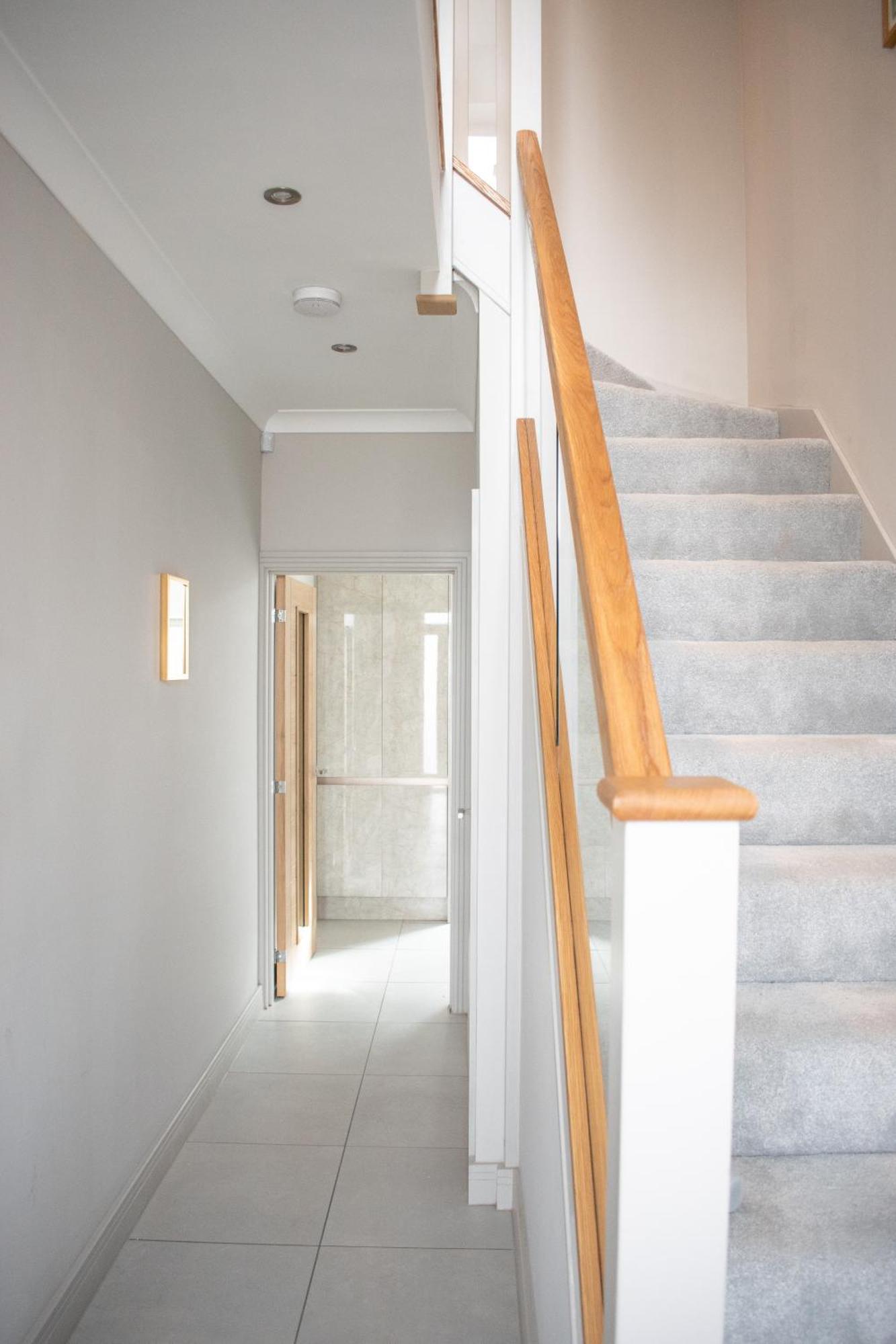 Spacious 6 Bedroom House - Sleeps 11, Convenient Location, Perfect For Families Holiday home *