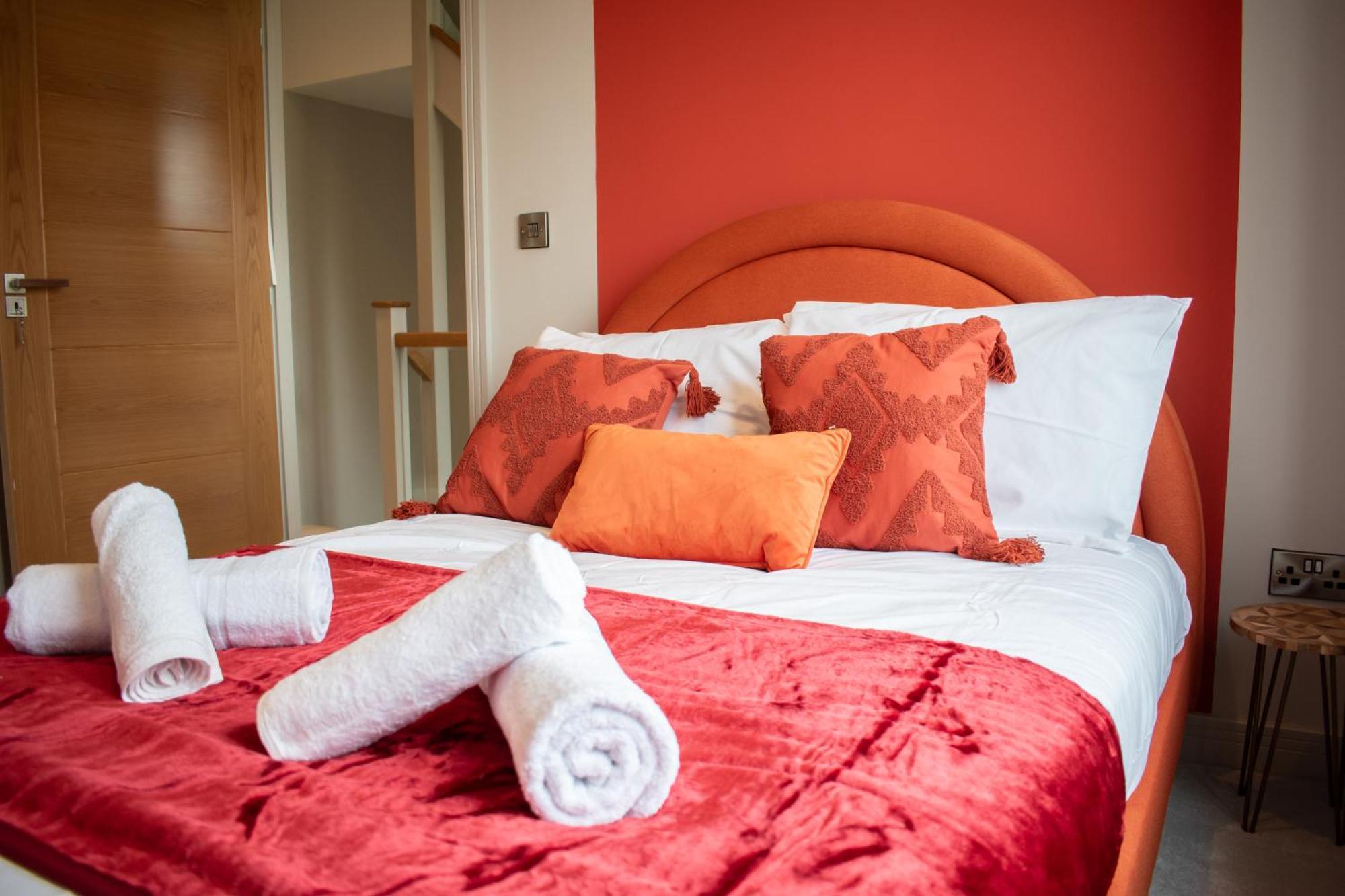 Spacious 6 Bedroom House - Sleeps 11, Convenient Location, Perfect For Families Birmingham