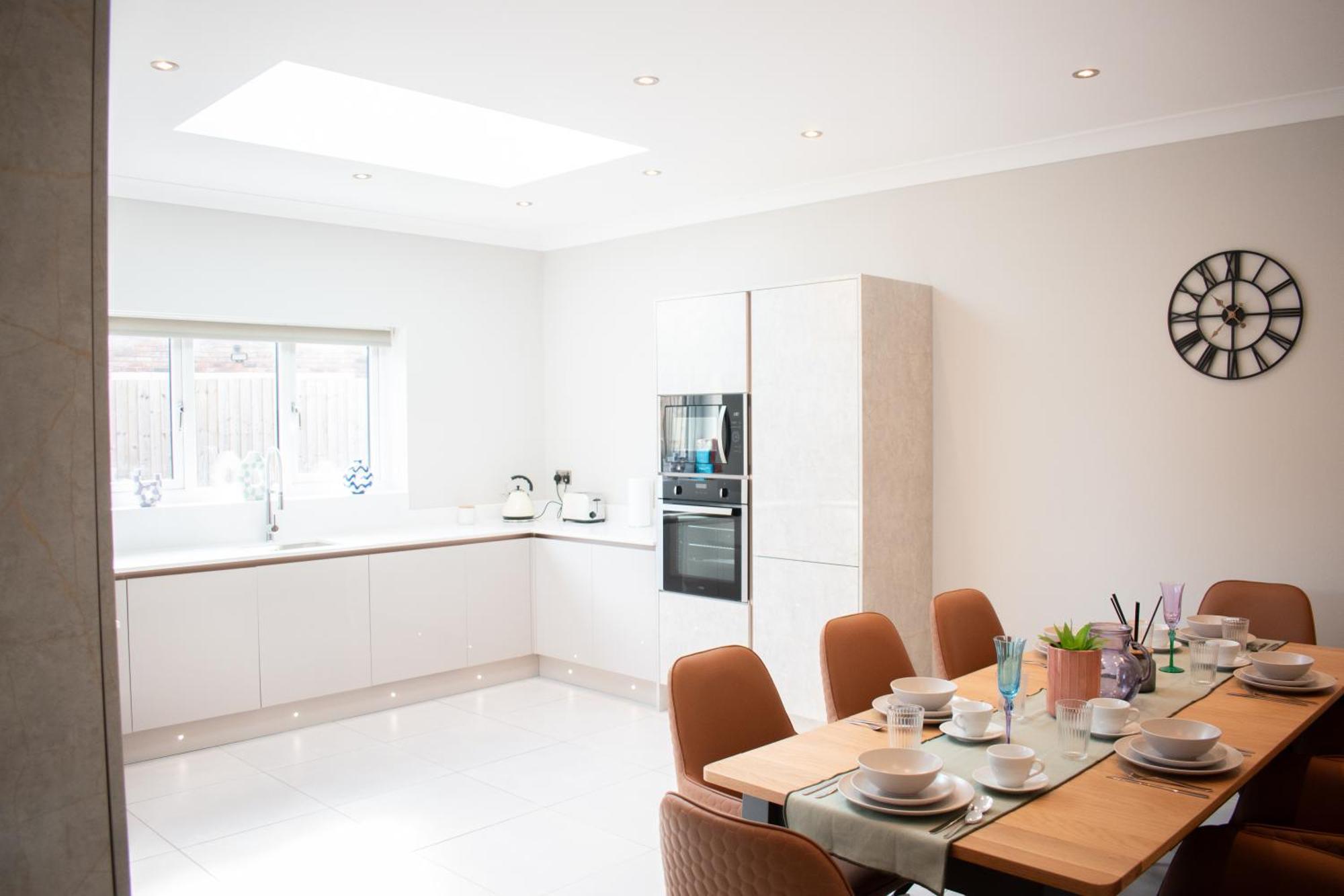 Spacious 6 Bedroom House - Sleeps 11, Convenient Location, Perfect For Families