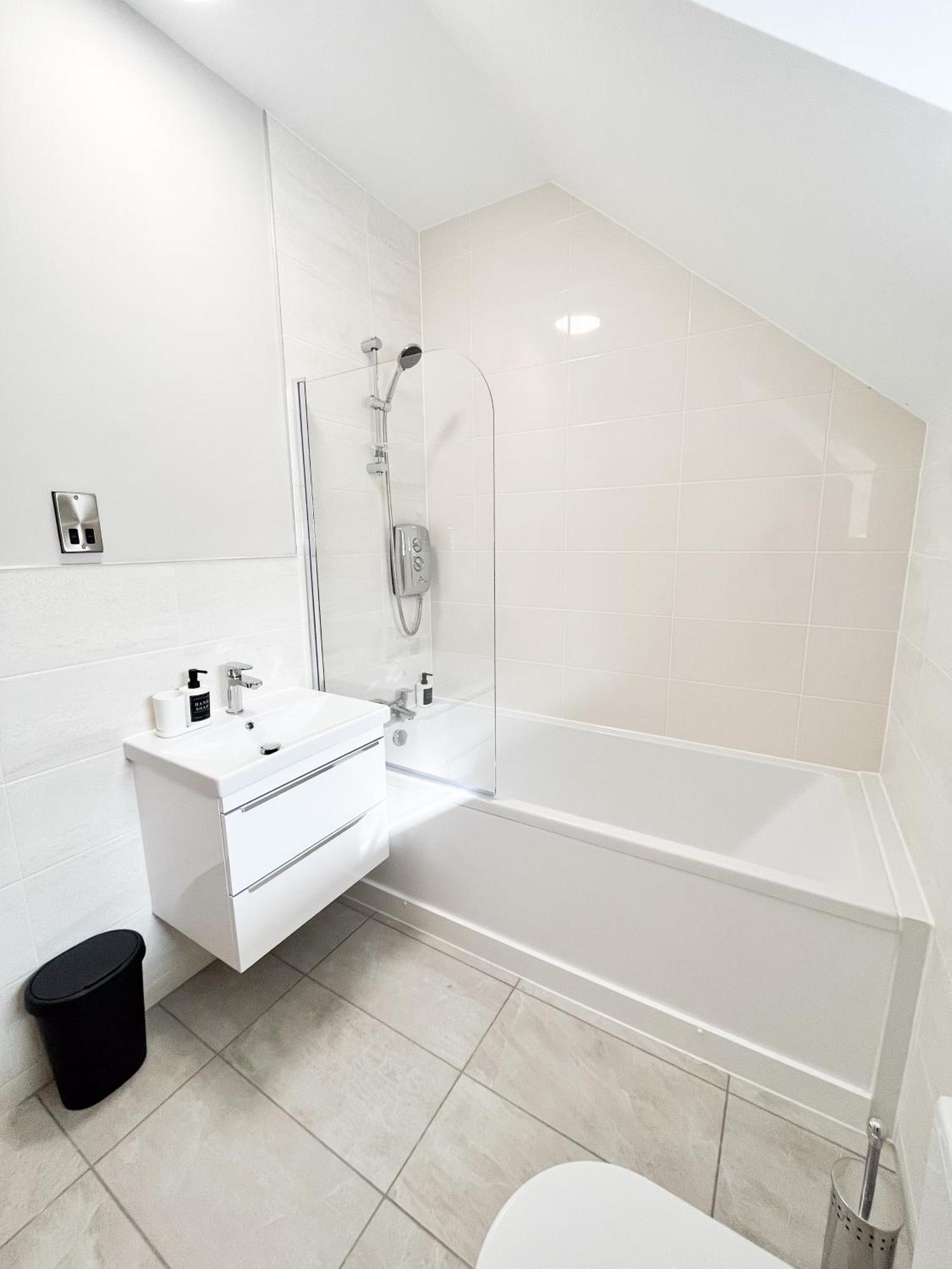Spacious 6 Bedroom House - Sleeps 11, Convenient Location, Perfect For Families *