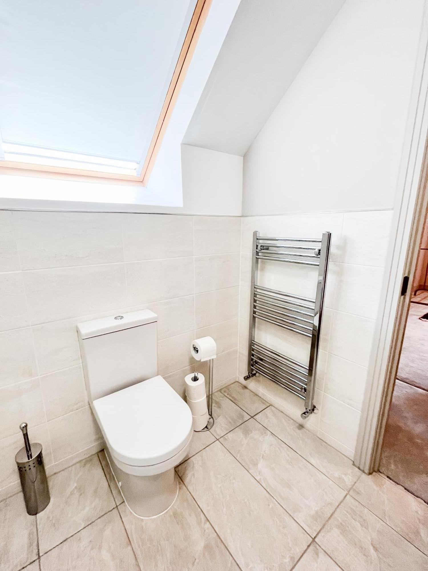 Spacious 6 Bedroom House - Sleeps 11, Convenient Location, Perfect For Families