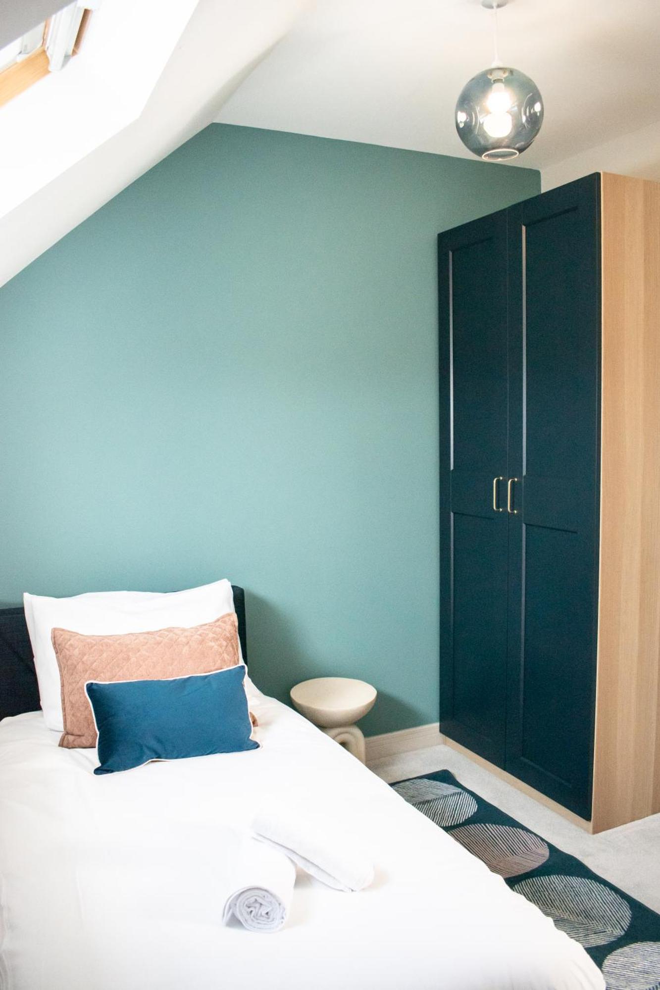 Spacious 6 Bedroom House - Sleeps 11, Convenient Location, Perfect For Families * Birmingham