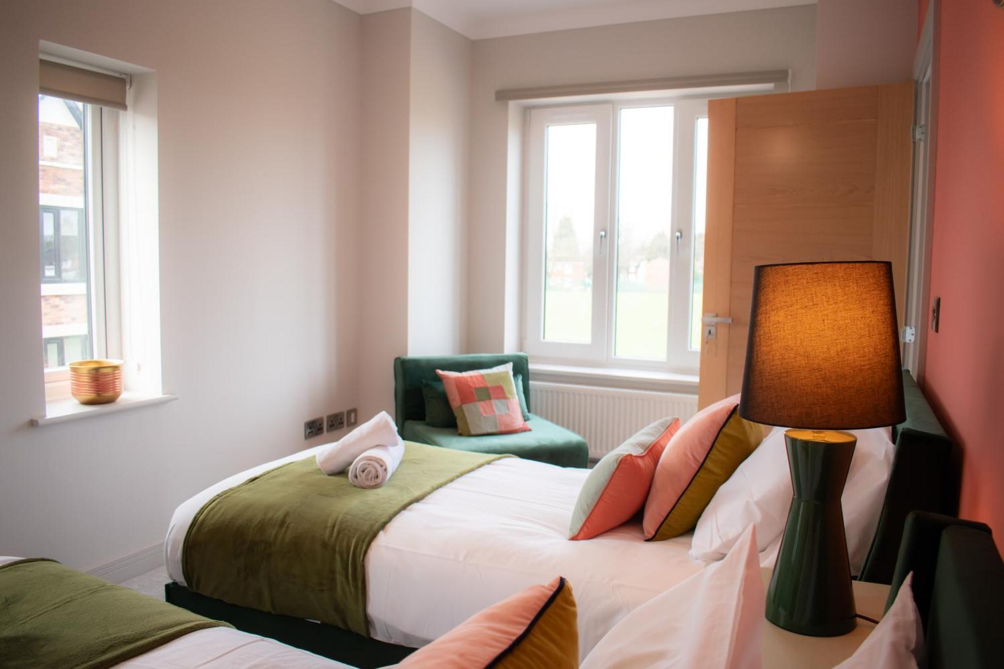 Holiday home Spacious 6 Bedroom House - Sleeps 11, Convenient Location, Perfect For Families *