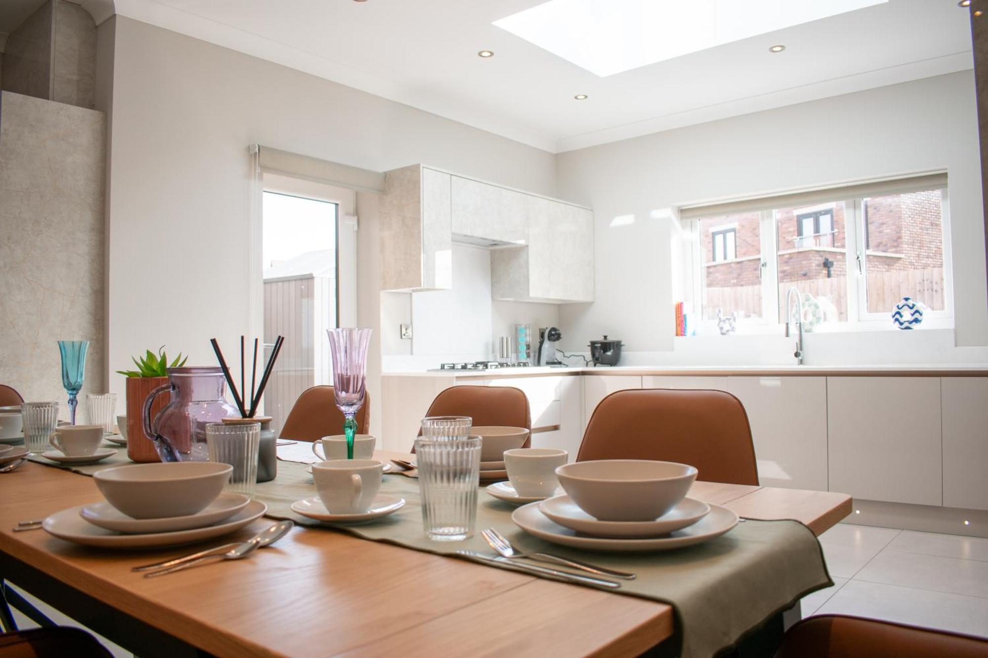 Spacious 6 Bedroom House - Sleeps 11, Convenient Location, Perfect For Families