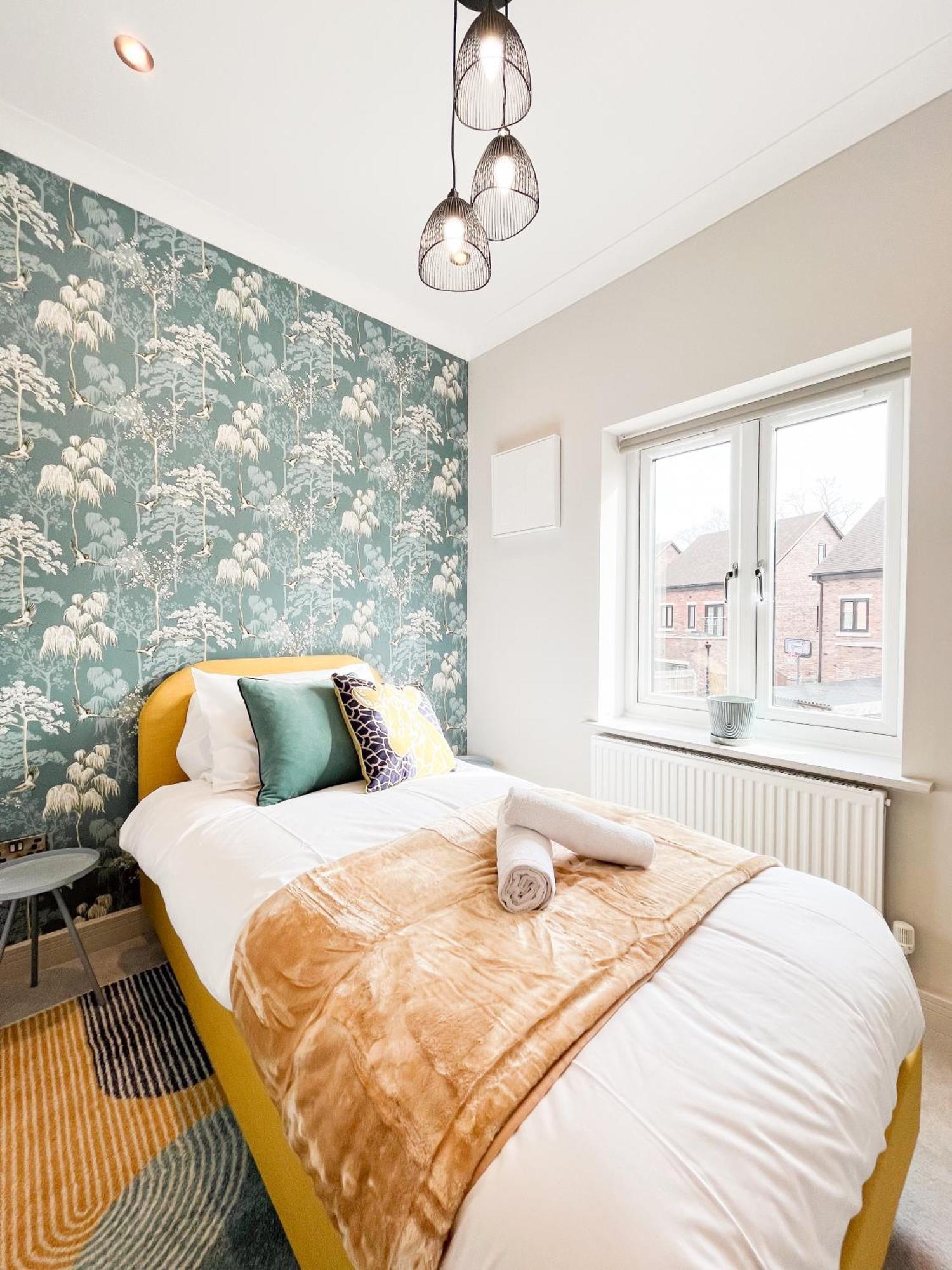 Spacious 6 Bedroom House - Sleeps 11, Convenient Location, Perfect For Families Holiday home Birmingham