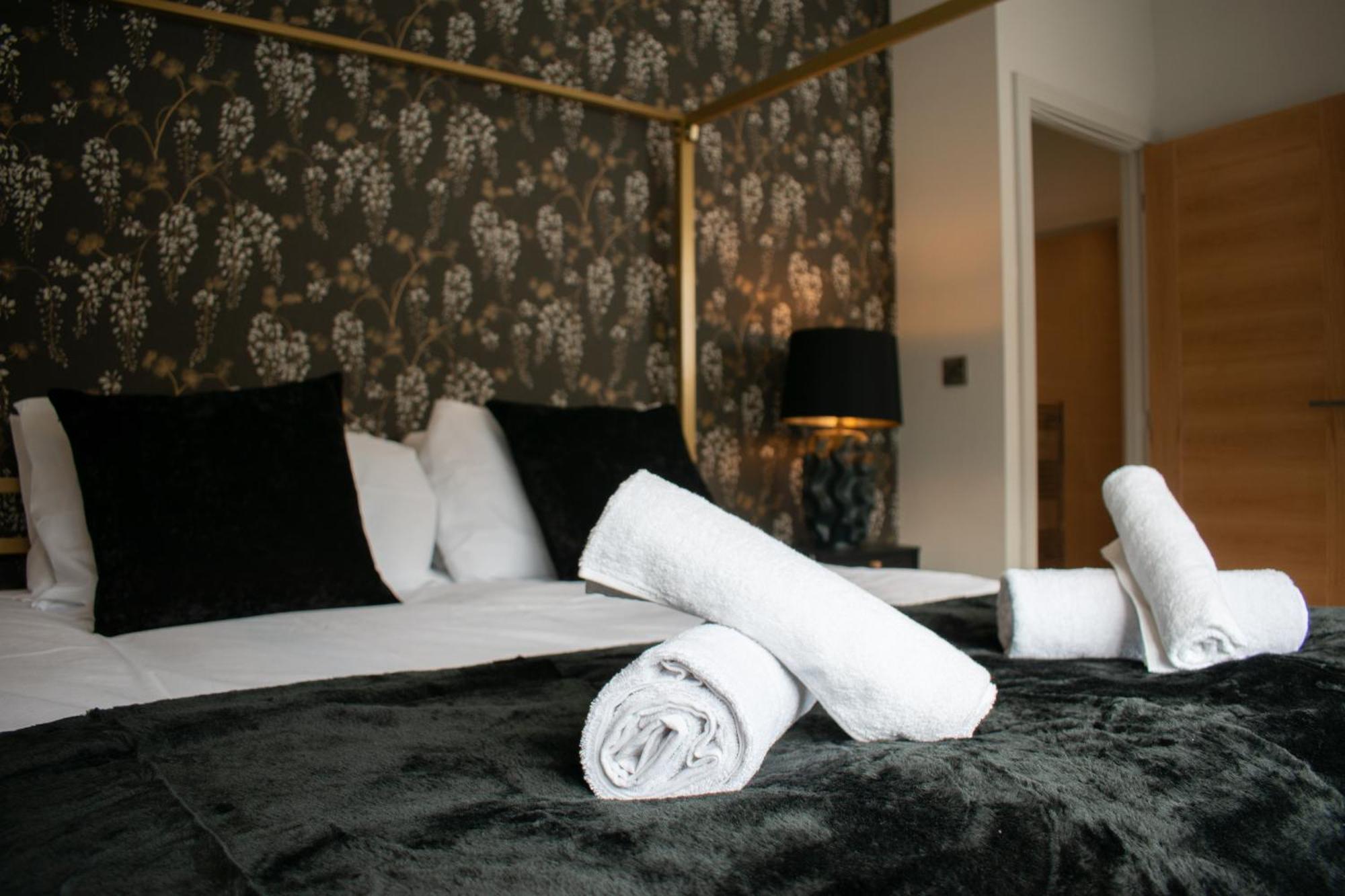 Spacious 6 Bedroom House - Sleeps 11, Convenient Location, Perfect For Families