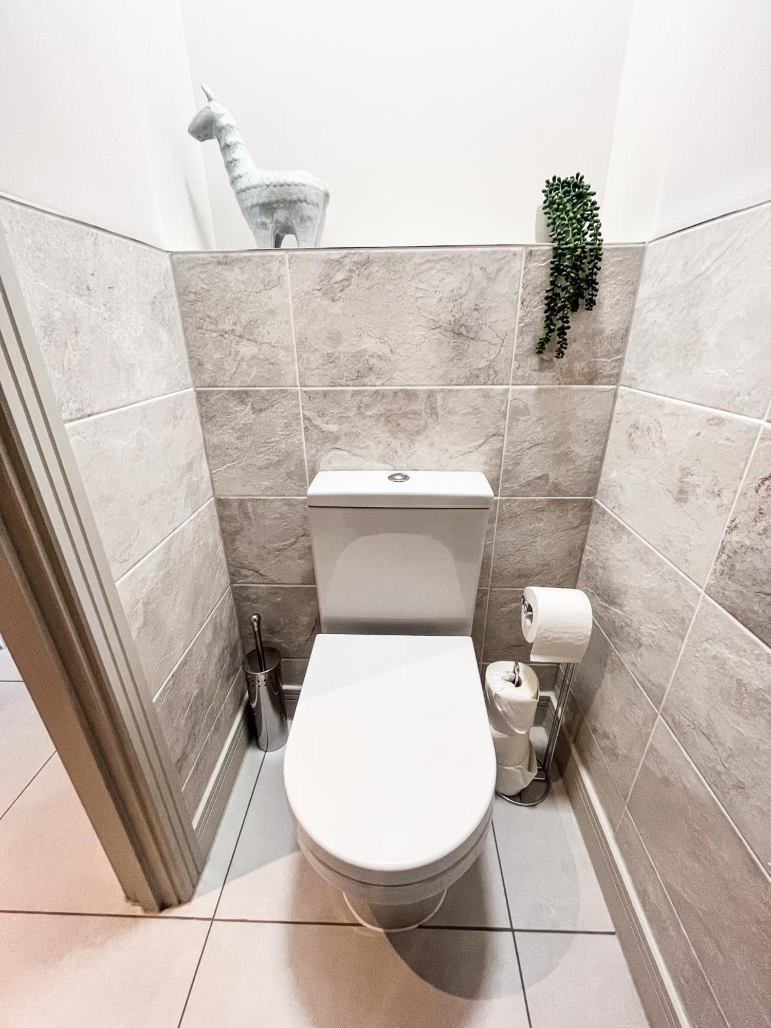 Spacious 6 Bedroom House - Sleeps 11, Convenient Location, Perfect For Families Holiday home