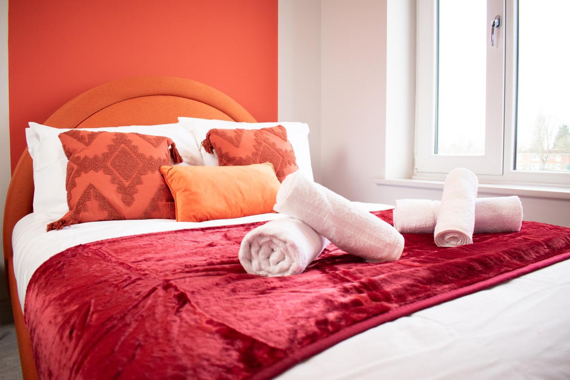 Spacious 6 Bedroom House - Sleeps 11, Convenient Location, Perfect For Families Birmingham