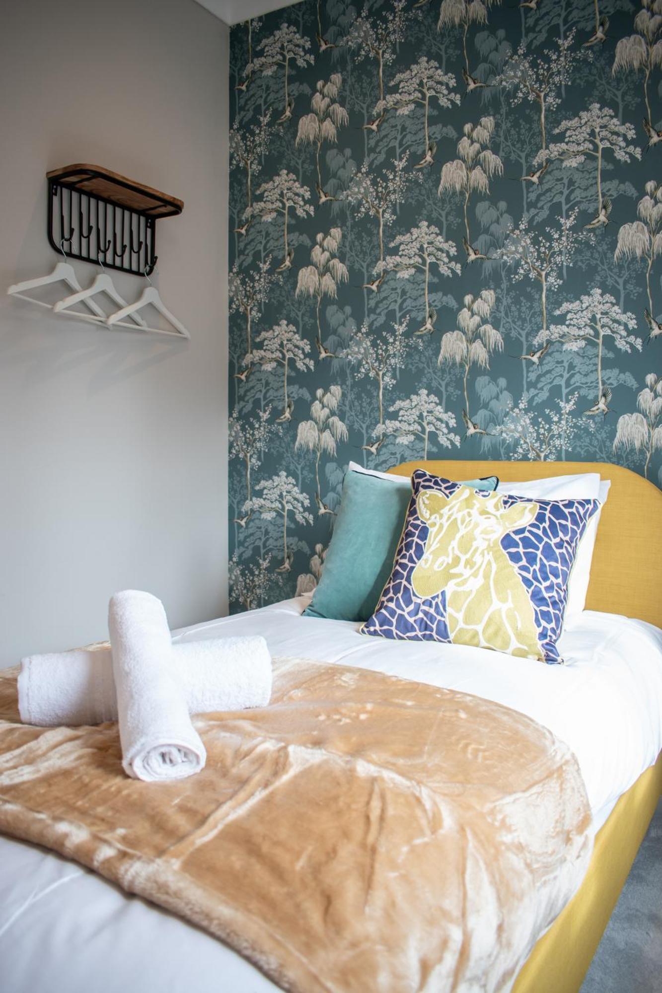 Holiday home Spacious 6 Bedroom House - Sleeps 11, Convenient Location, Perfect For Families *