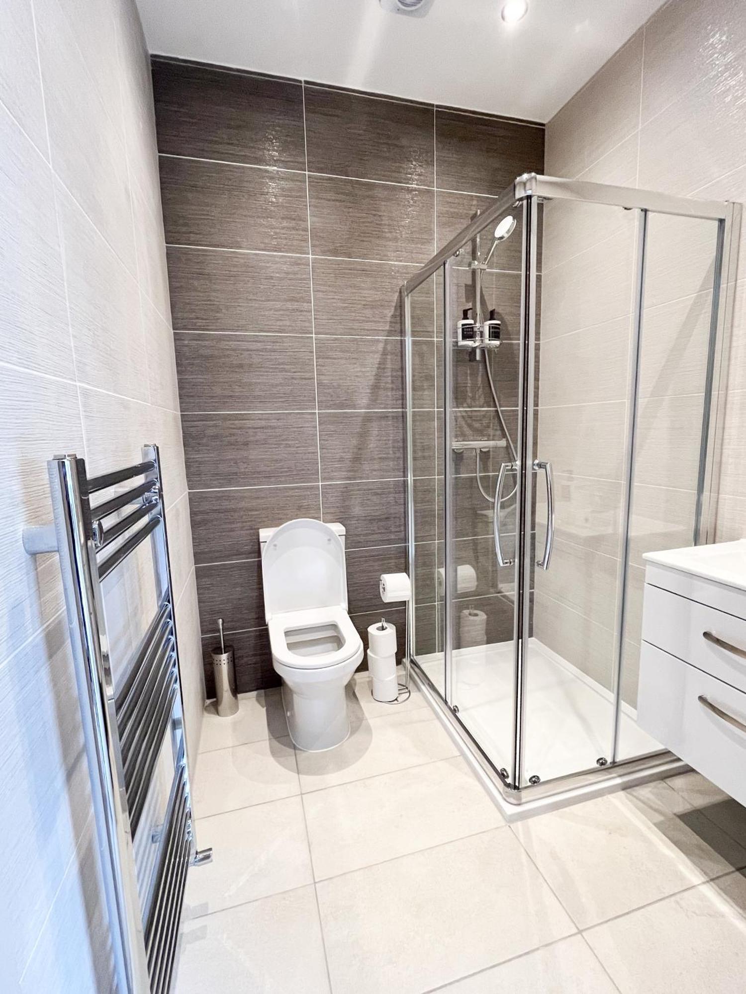 Spacious 6 Bedroom House - Sleeps 11, Convenient Location, Perfect For Families *