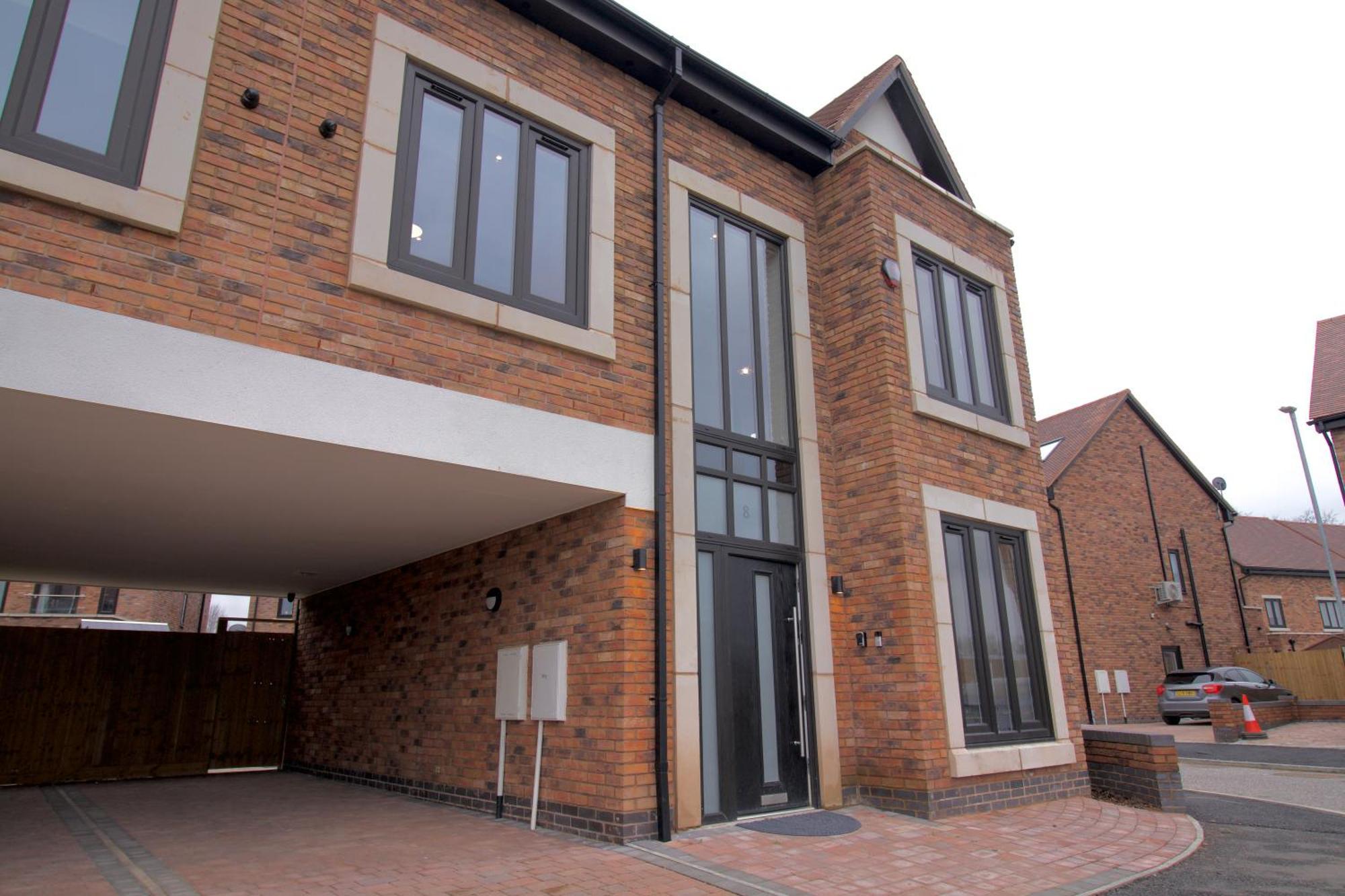 Spacious 6 Bedroom House - Sleeps 11, Convenient Location, Perfect For Families